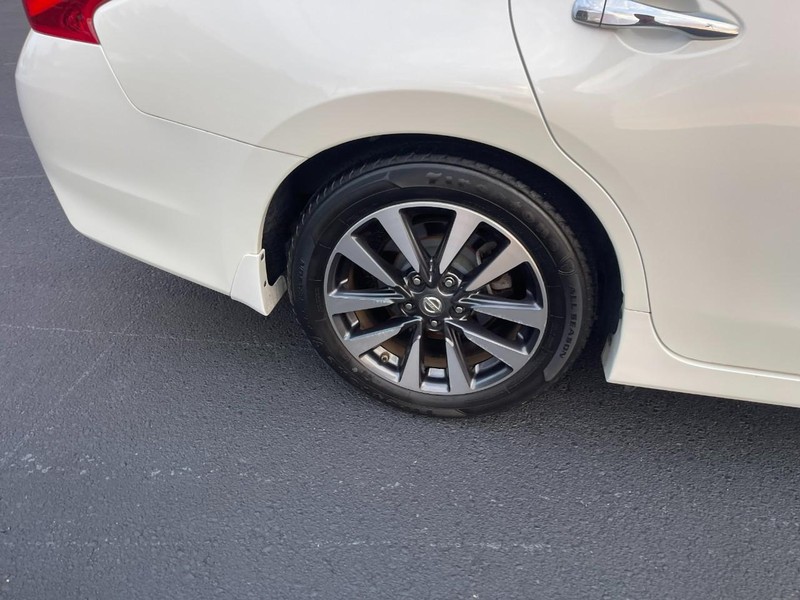 Nissan Altima Vehicle Image 08