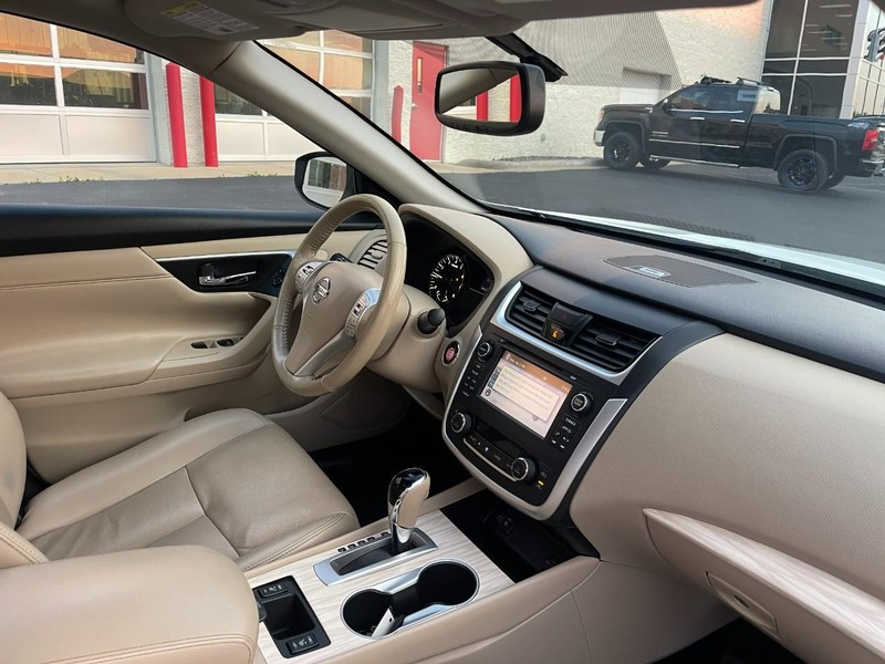 Nissan Altima Vehicle Image 09