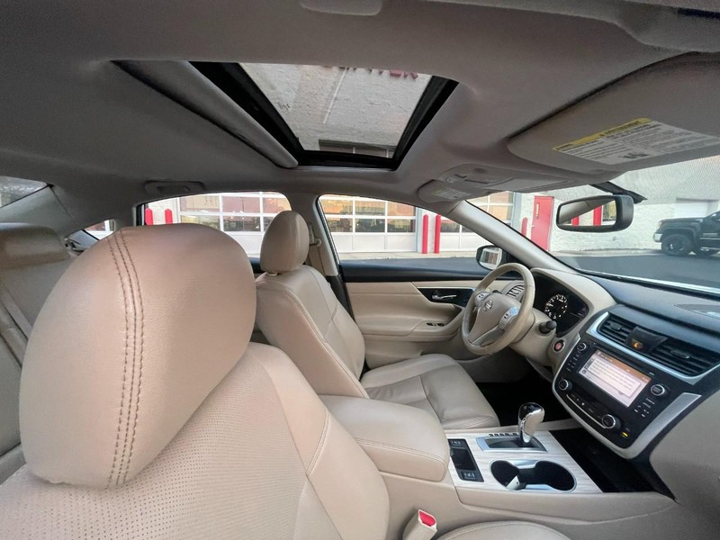 Nissan Altima Vehicle Image 10