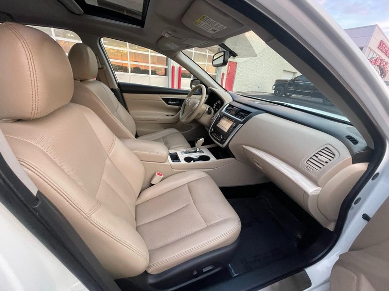 Nissan Altima Vehicle Image 11