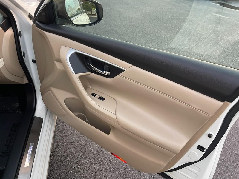 Nissan Altima Vehicle Image 12