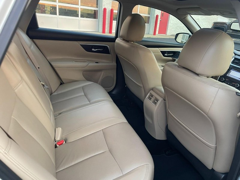 Nissan Altima Vehicle Image 13