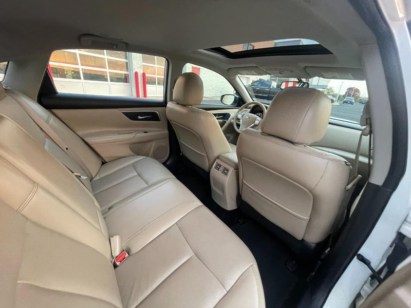 Nissan Altima Vehicle Image 14