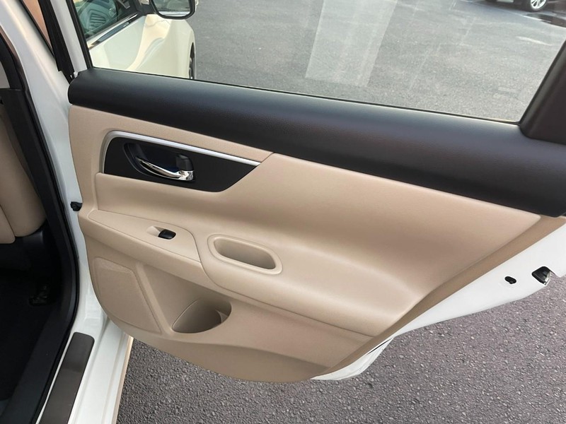 Nissan Altima Vehicle Image 15