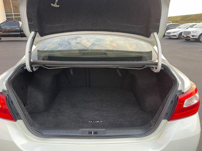 Nissan Altima Vehicle Image 16