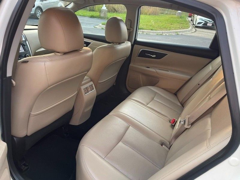 Nissan Altima Vehicle Image 17