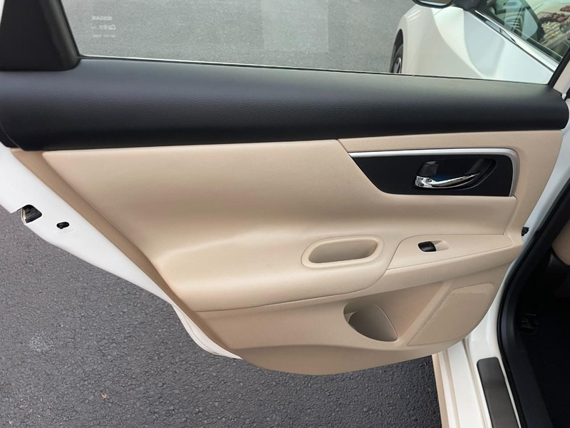 Nissan Altima Vehicle Image 18