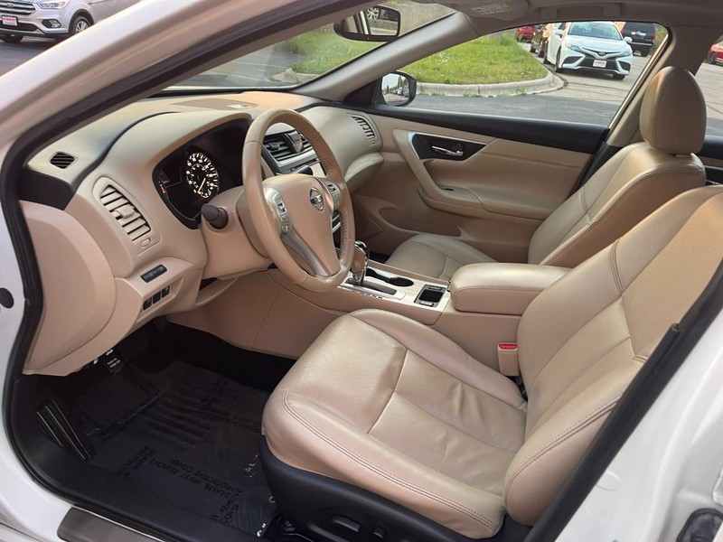 Nissan Altima Vehicle Image 19