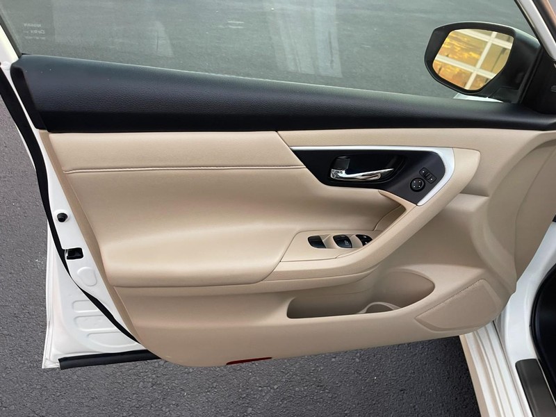 Nissan Altima Vehicle Image 20