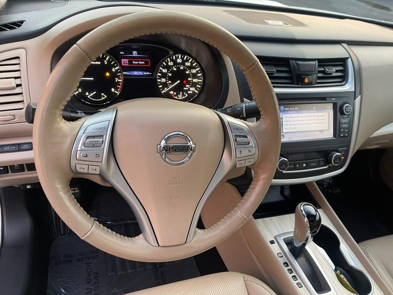 Nissan Altima Vehicle Image 22