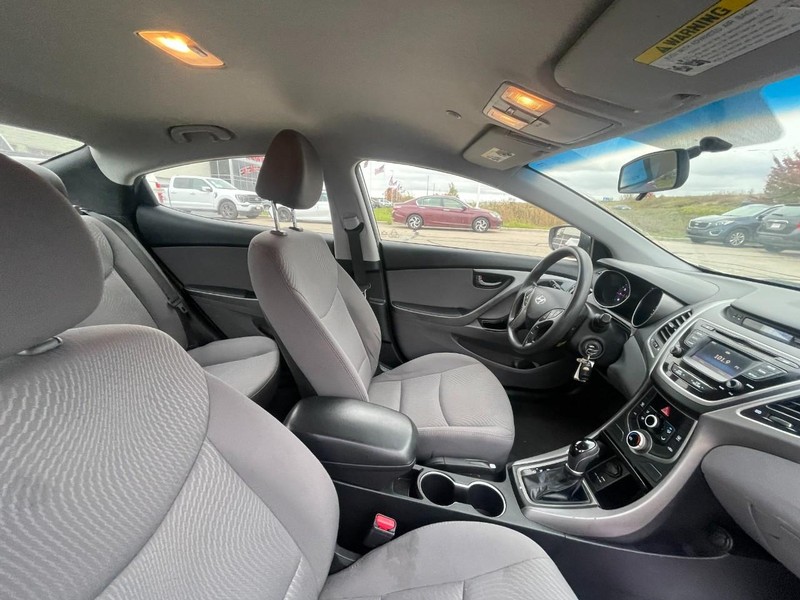 Hyundai Elantra Vehicle Image 03