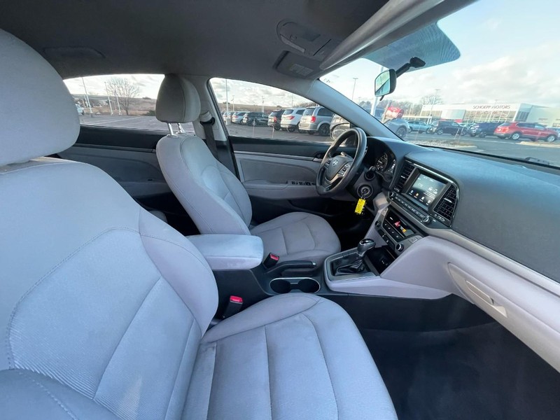 Hyundai Elantra Vehicle Image 05
