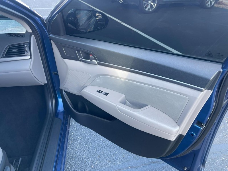 Hyundai Elantra Vehicle Image 06