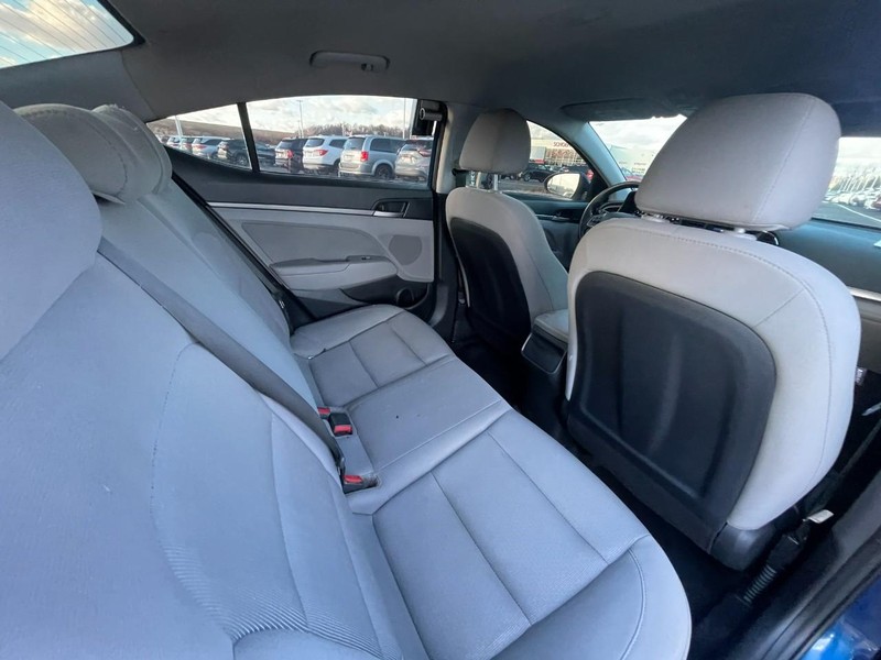 Hyundai Elantra Vehicle Image 08
