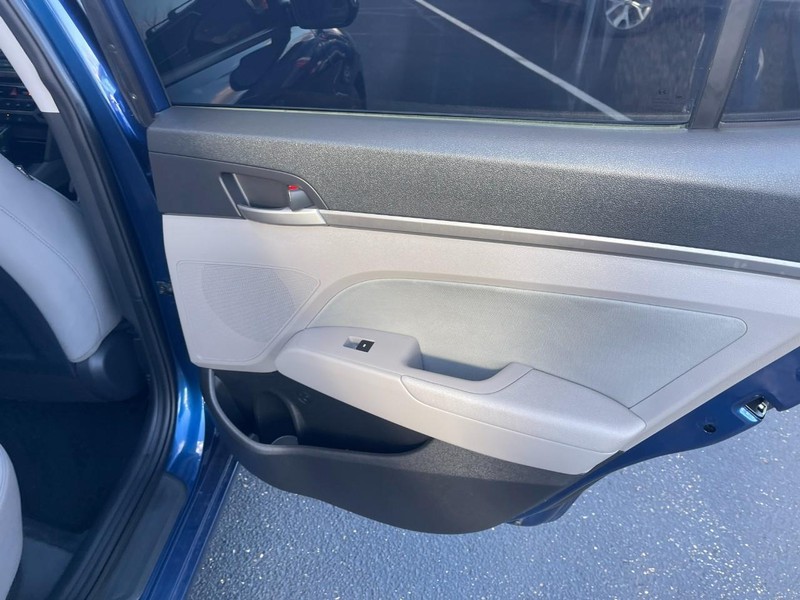 Hyundai Elantra Vehicle Image 09