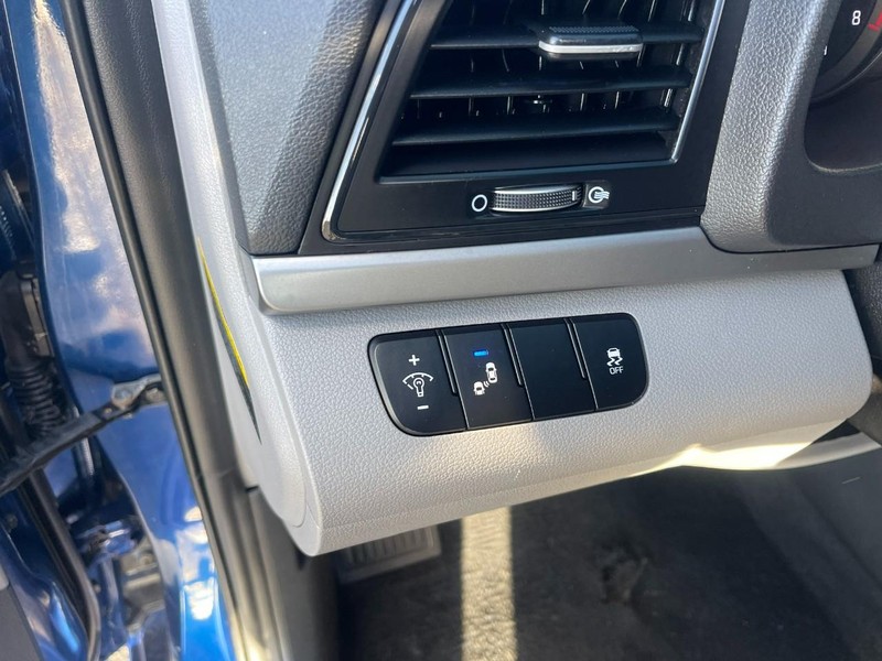 Hyundai Elantra Vehicle Image 12