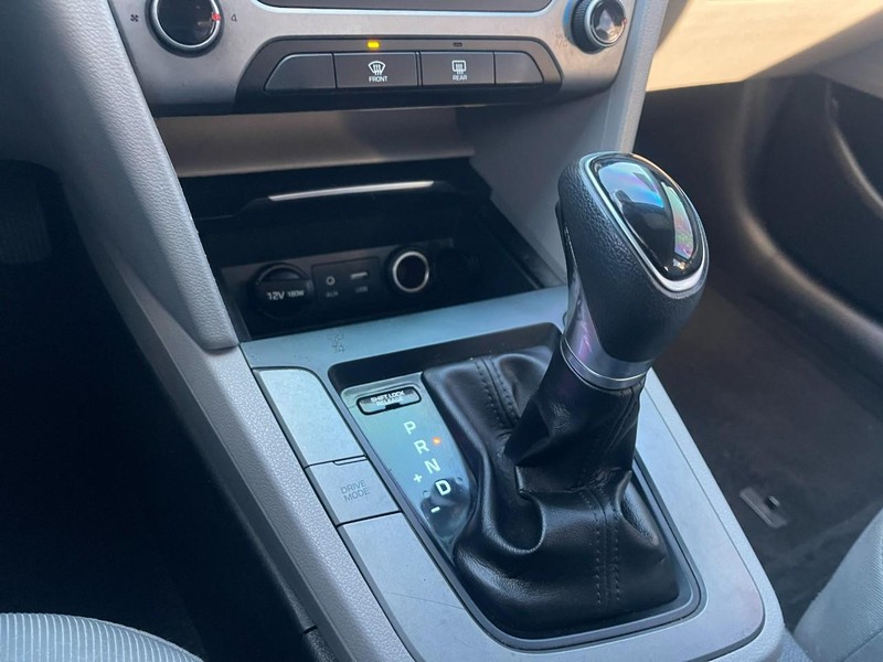 Hyundai Elantra Vehicle Image 16