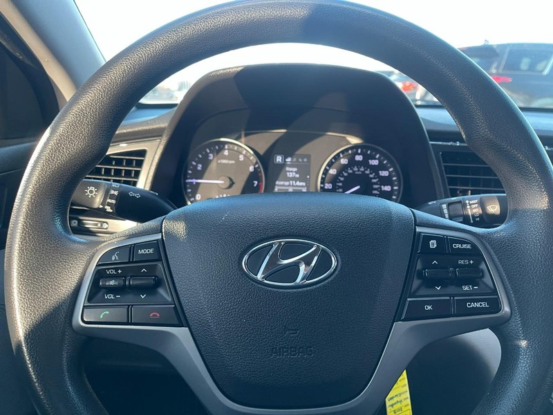 Hyundai Elantra Vehicle Image 17