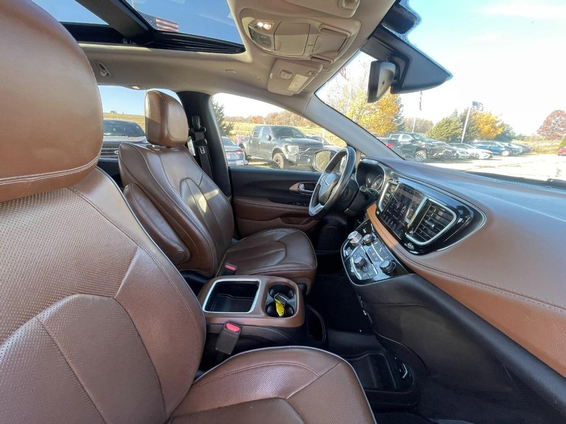 2018 Chrysler Pacifica Limited photo 3