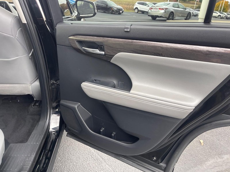 Toyota Highlander Vehicle Image 14