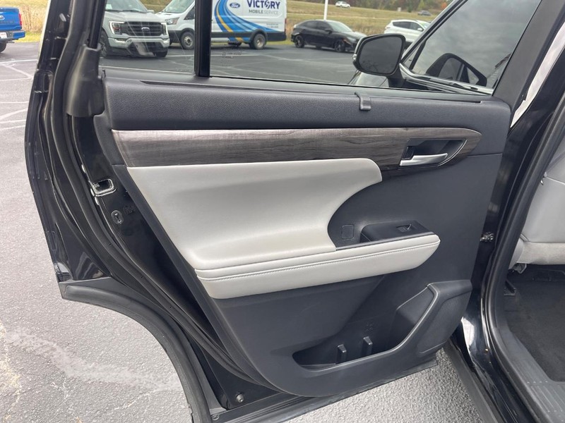 Toyota Highlander Vehicle Image 21