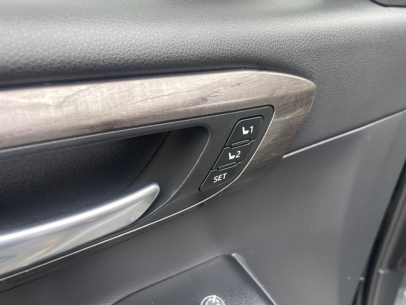 Toyota Highlander Vehicle Image 24