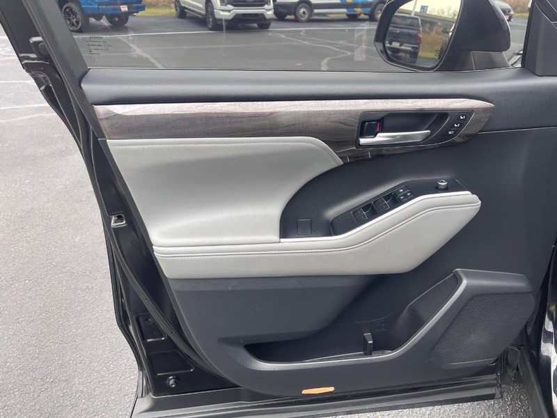 Toyota Highlander Vehicle Image 25
