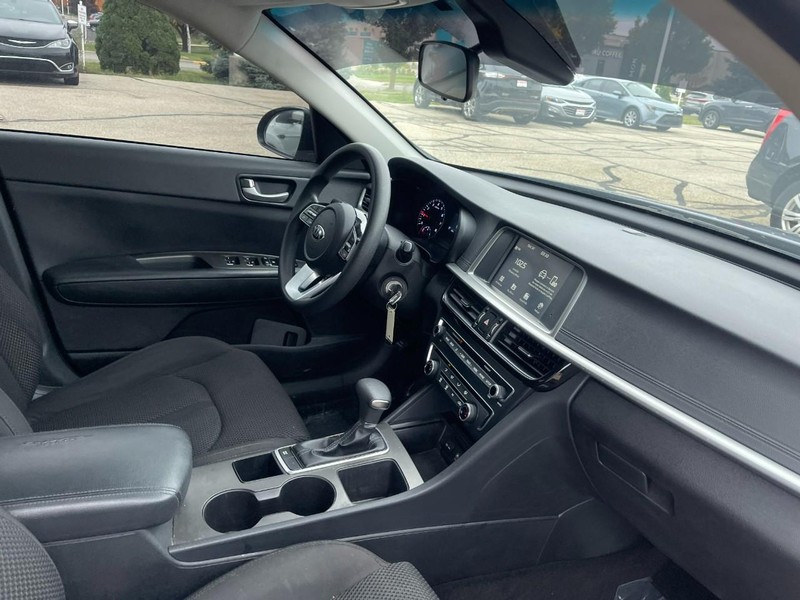 Kia Optima Vehicle Image 02