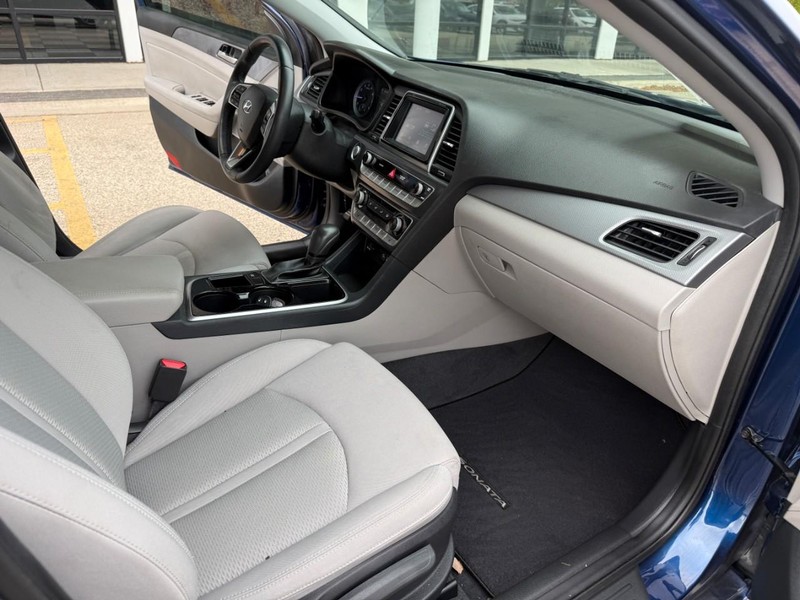 Hyundai Sonata Vehicle Image 16