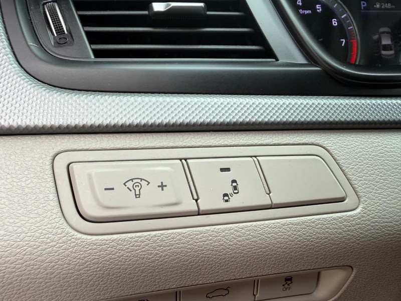 Hyundai Sonata Vehicle Image 17