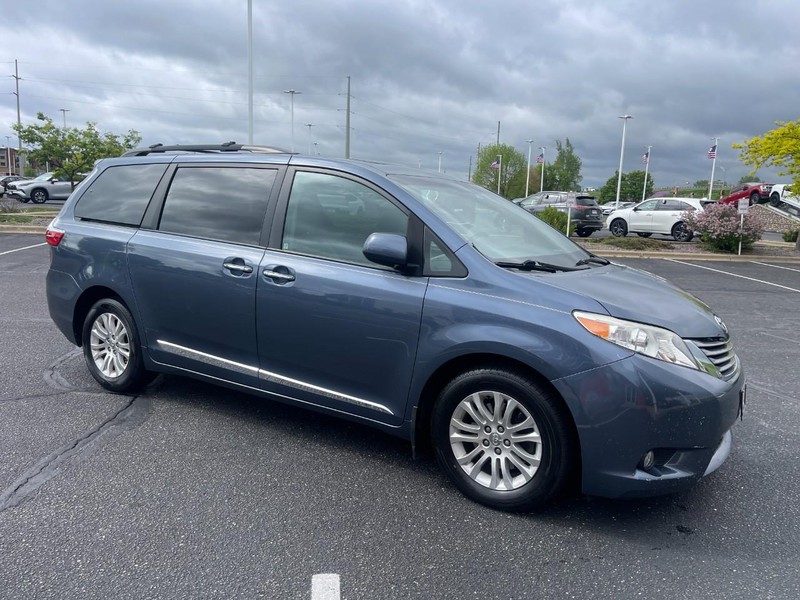 Toyota Sienna Vehicle Image 02