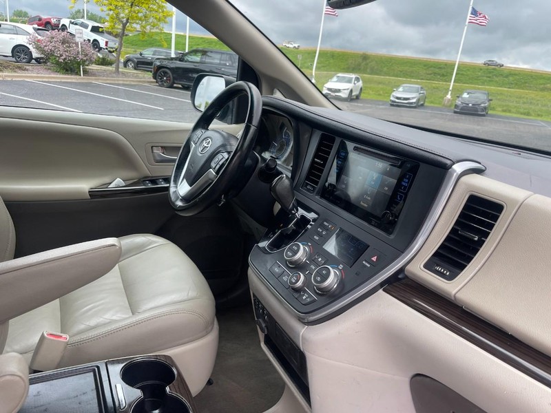 Toyota Sienna Vehicle Image 03