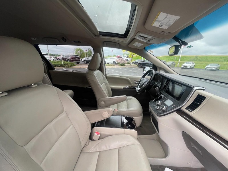 Toyota Sienna Vehicle Image 05
