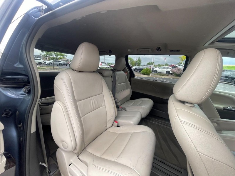 Toyota Sienna Vehicle Image 06