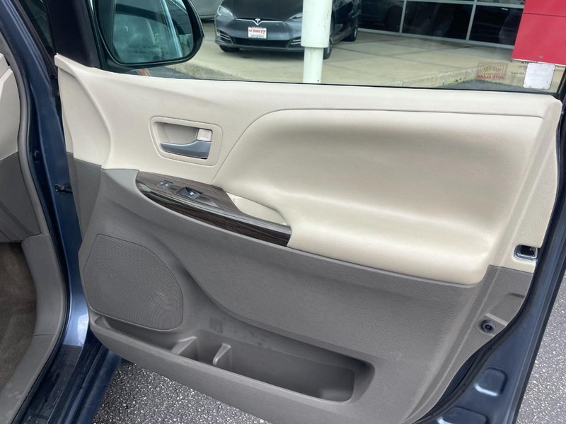 Toyota Sienna Vehicle Image 08