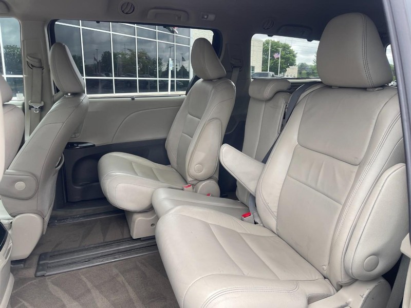 Toyota Sienna Vehicle Image 09