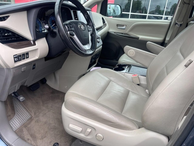 Toyota Sienna Vehicle Image 10
