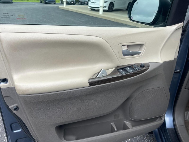 Toyota Sienna Vehicle Image 11