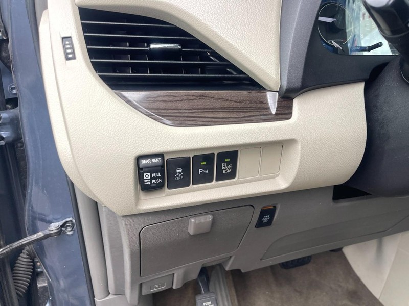 Toyota Sienna Vehicle Image 12