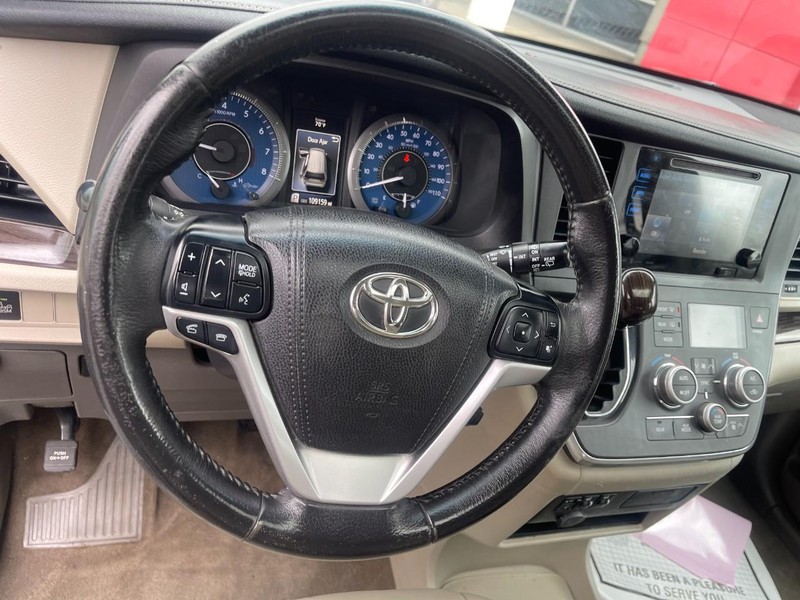 Toyota Sienna Vehicle Image 13