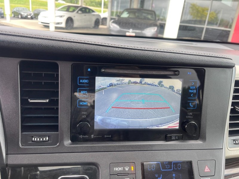 Toyota Sienna Vehicle Image 15