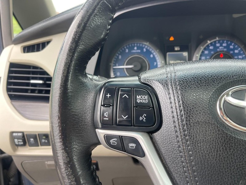 Toyota Sienna Vehicle Image 16
