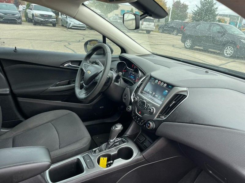 Chevrolet Cruze Vehicle Image 02