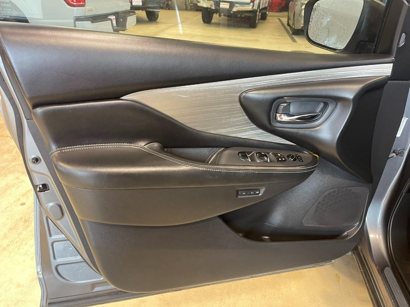 Nissan Murano Vehicle Image 15