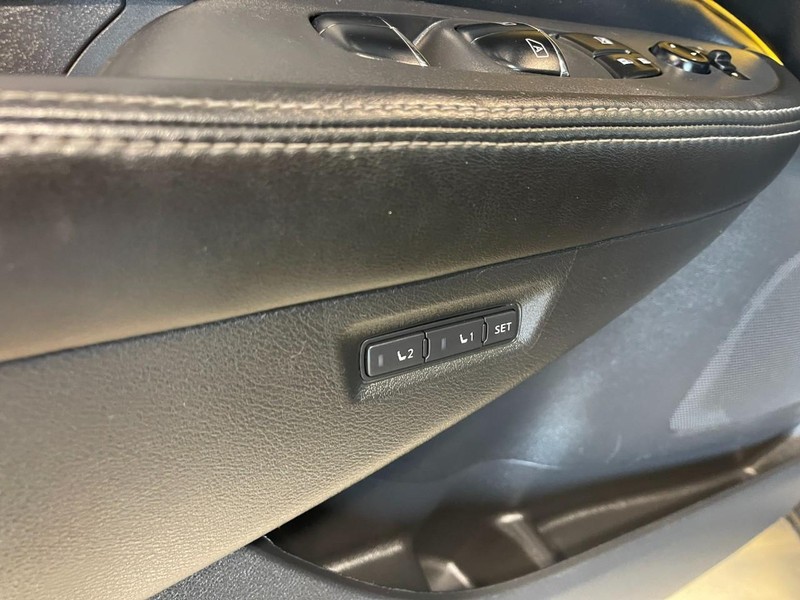 Nissan Murano Vehicle Image 16