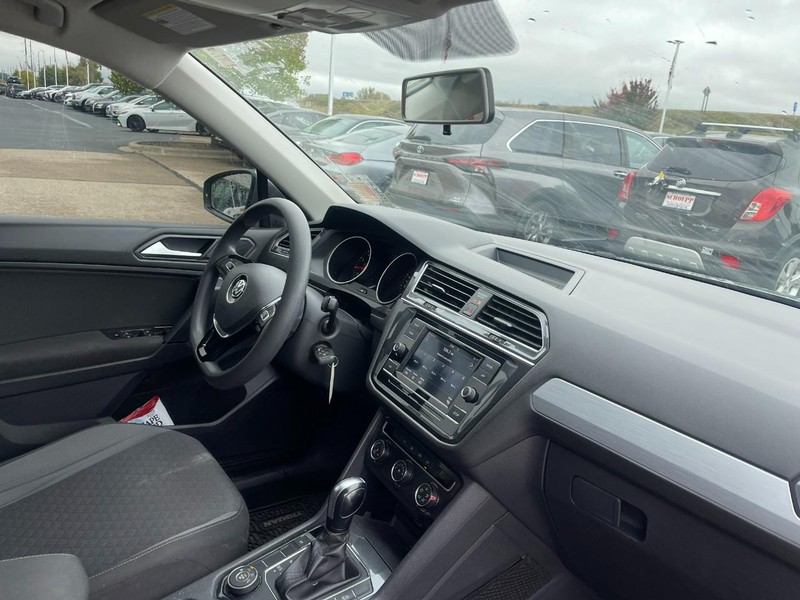 Volkswagen Tiguan Vehicle Image 02