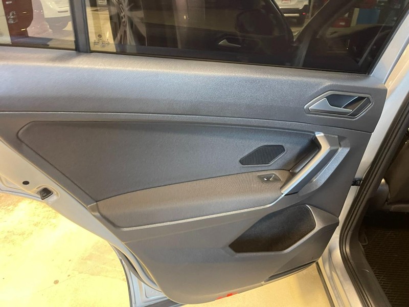 Volkswagen Tiguan Vehicle Image 12