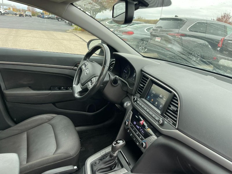 Hyundai Elantra Vehicle Image 02