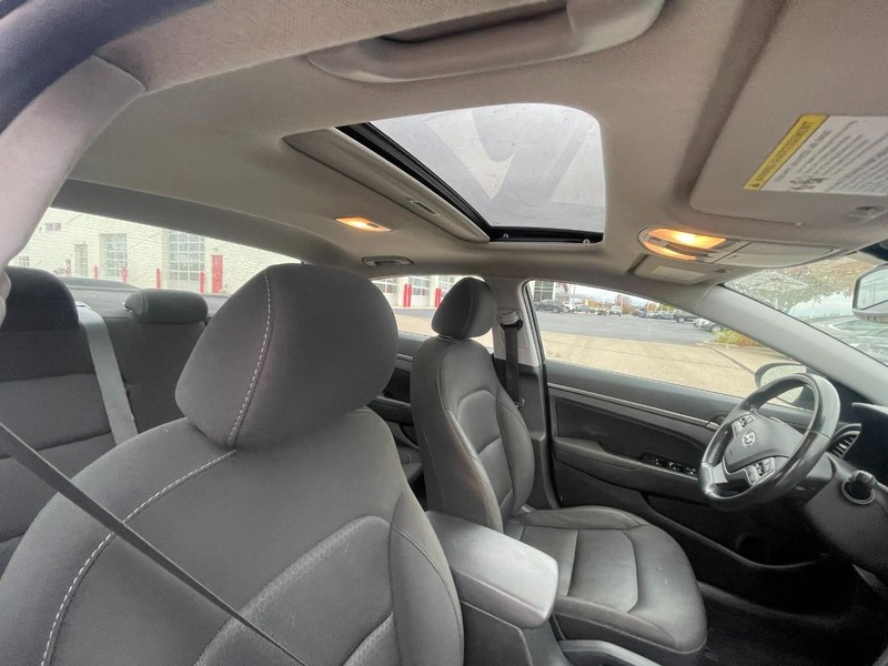 Hyundai Elantra Vehicle Image 03