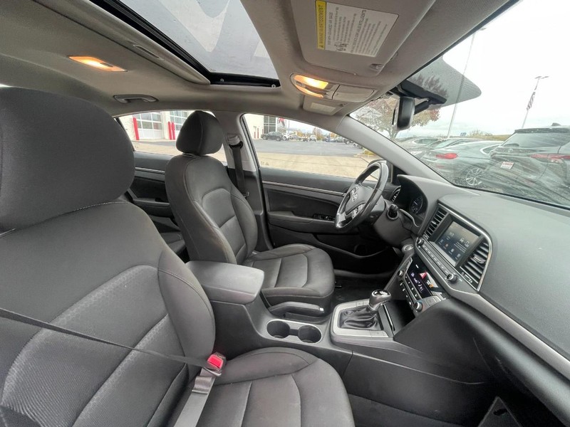 Hyundai Elantra Vehicle Image 04